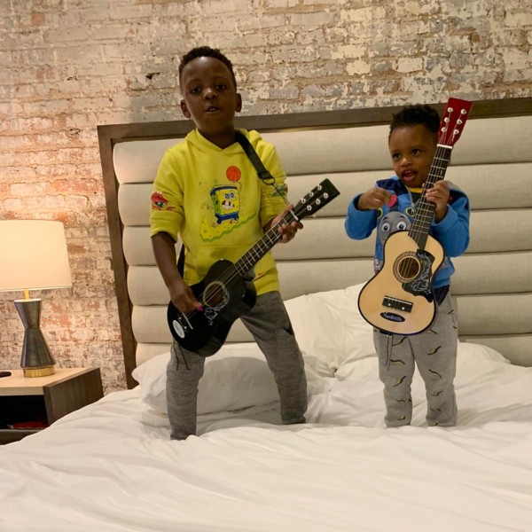 kids-playing-with-guitars